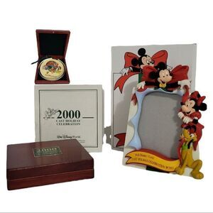 𝅺DISNEY Cast Character Pins Wood Box And Holiday Celebration Photo Frame